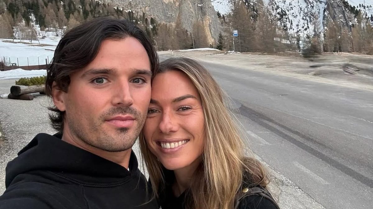Estelle van 't Schip laat groeiende babybuik zien