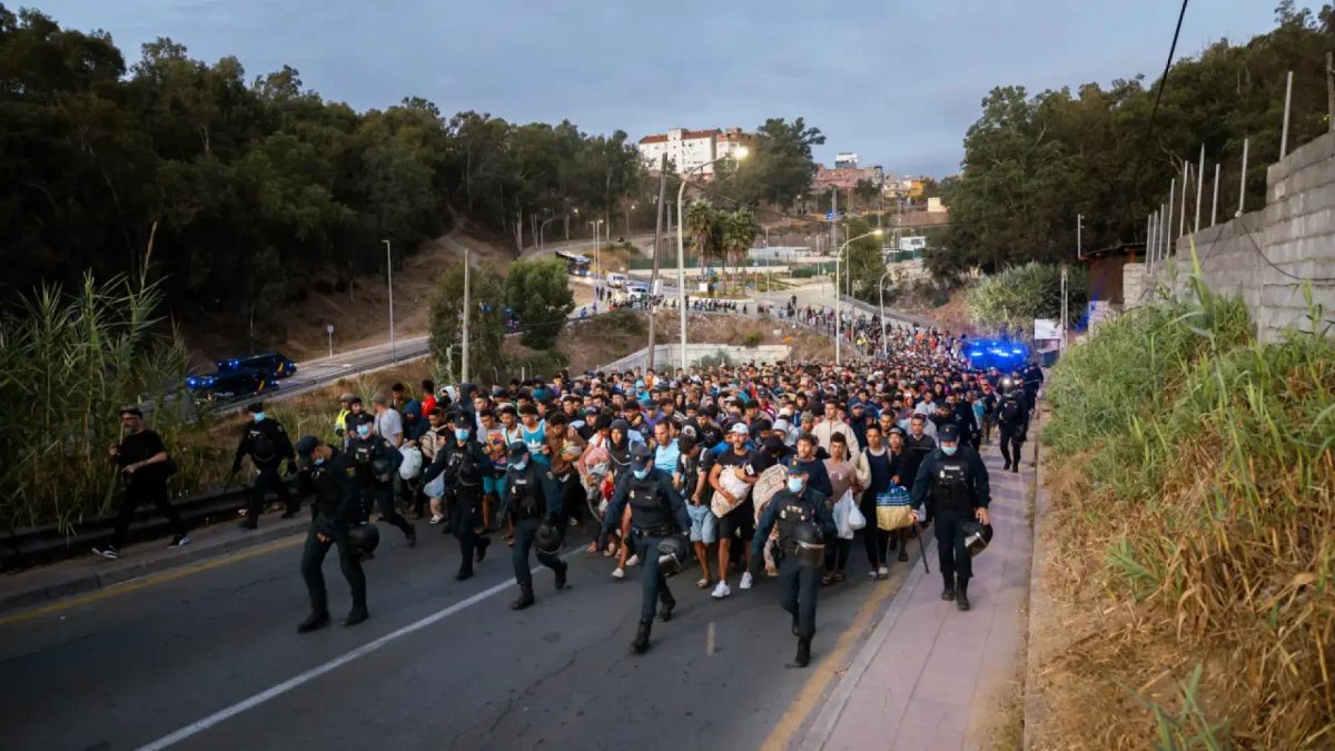 Cientos de migrantes de Ceuta son trasladados por la Policía a nuevas carpas instaladas junto a un colegio