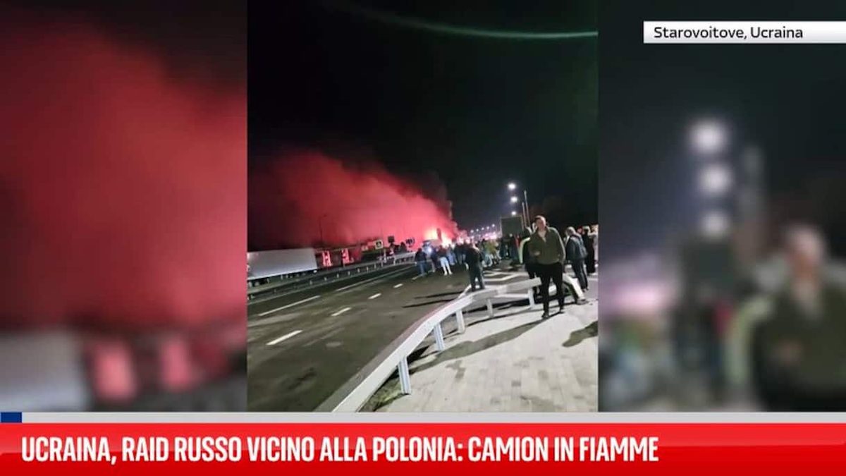 Ucraina, raid russo vicino alla Polonia: camion in fiamme