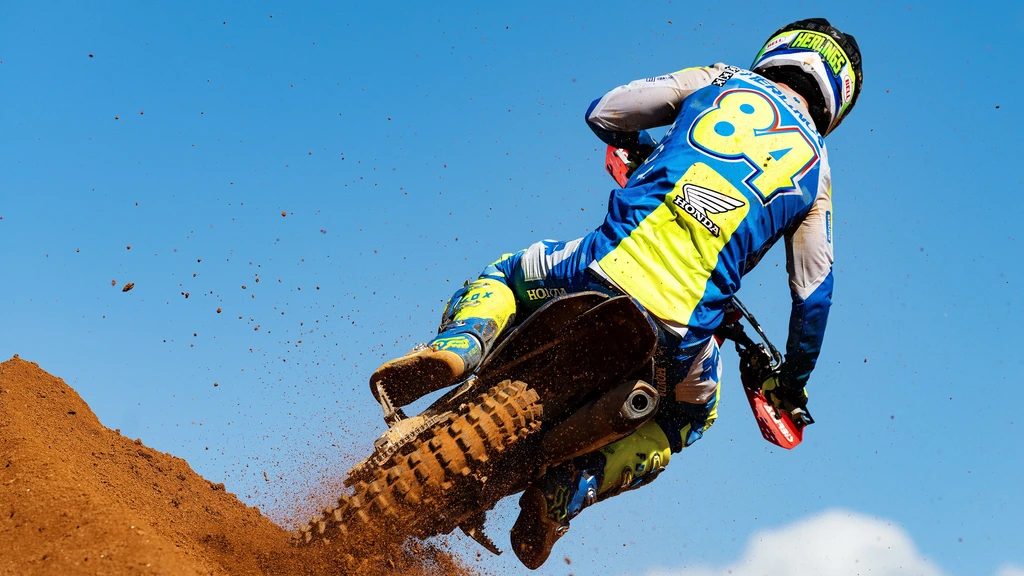 Onaantastbare wereldkampioen Herlings wint ook beide MXGP-races in China