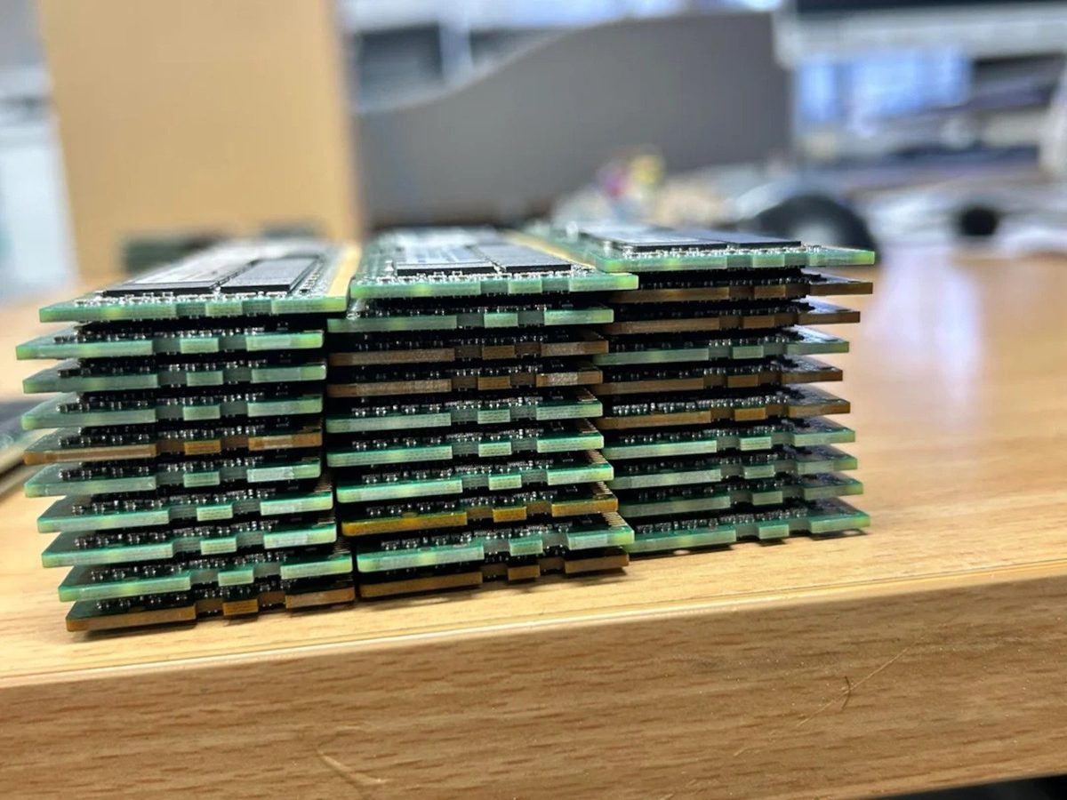 Myślał, że to stary złom. W garażu leżało prawie 2 TB RAM-u