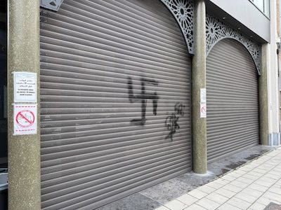 Une croix gammée taguée sur une mosquée à Laeken