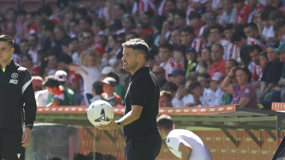 Larcamón, decepcionado tras perder ante el Eldense: "Es necesaria una respuesta inmediata"