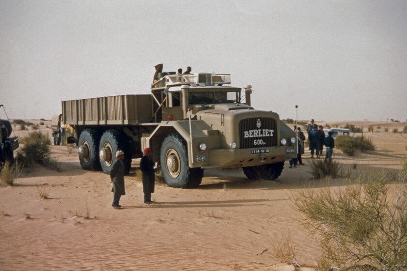 En 1957 Francia necesitaba un camión imposible para el desierto. La solución fue el Berliet T100, un camión gigantesco…