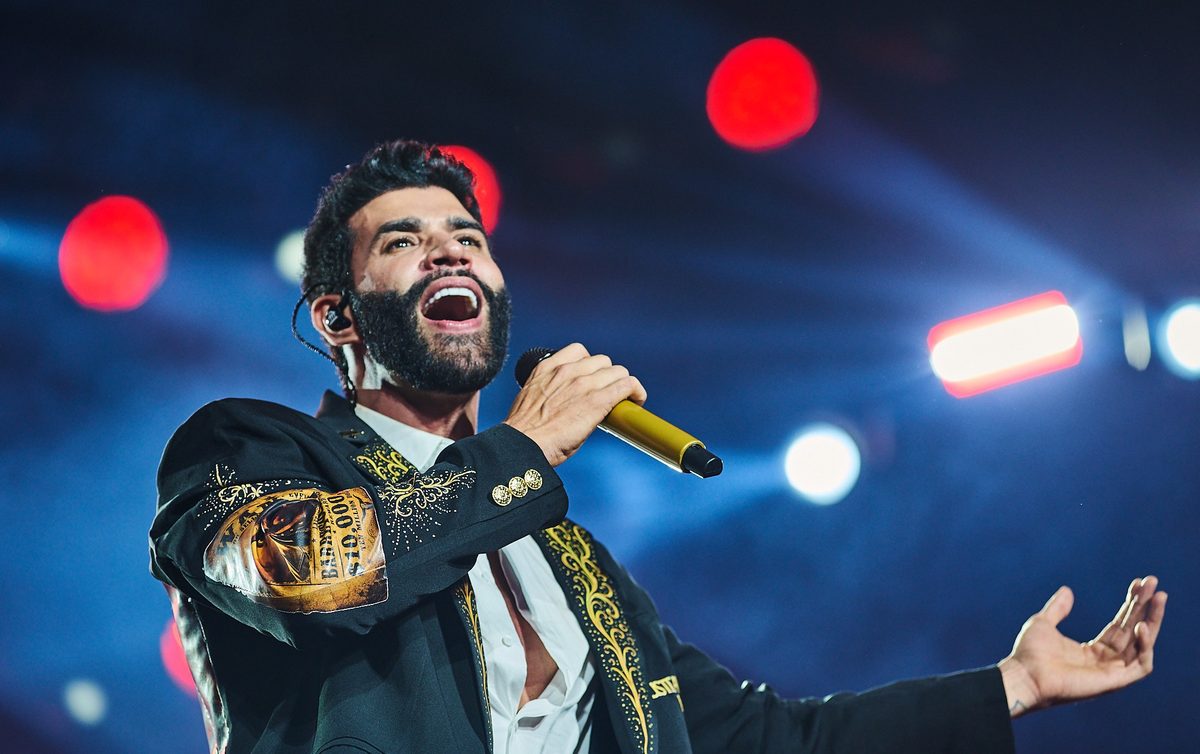 Gusttavo Lima chora em show ao falar sobre carreira que começou em Goiânia há 20 anos: ‘Não tinha lugar nem para dormir…