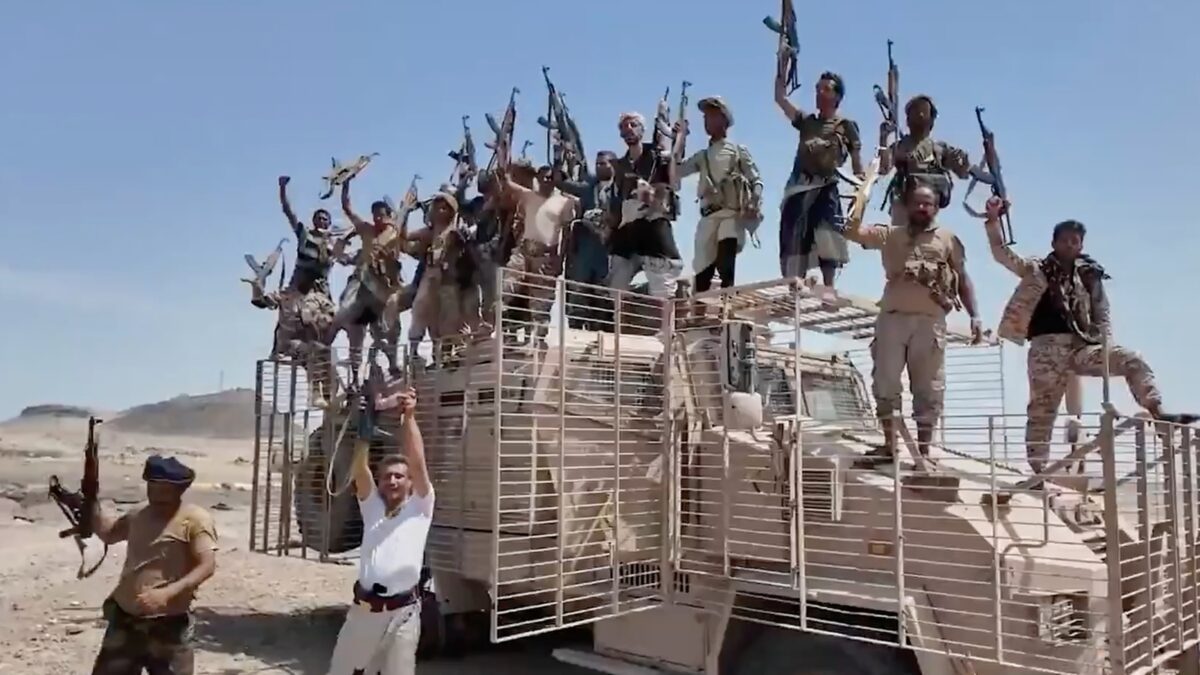 Missili e droni Houthi colpiscono una base saudita. Nave iraniana speronata a Hormuz: un morto