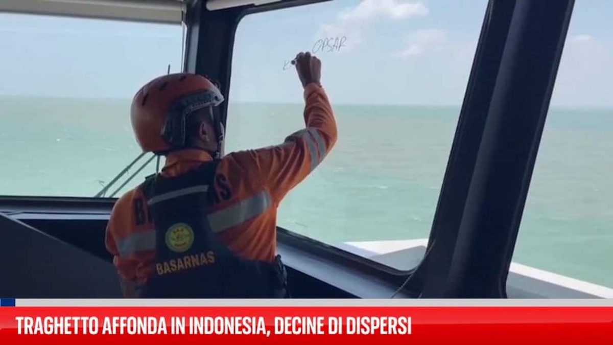 Traghetto affonda in Indonesia, decine di dispersi