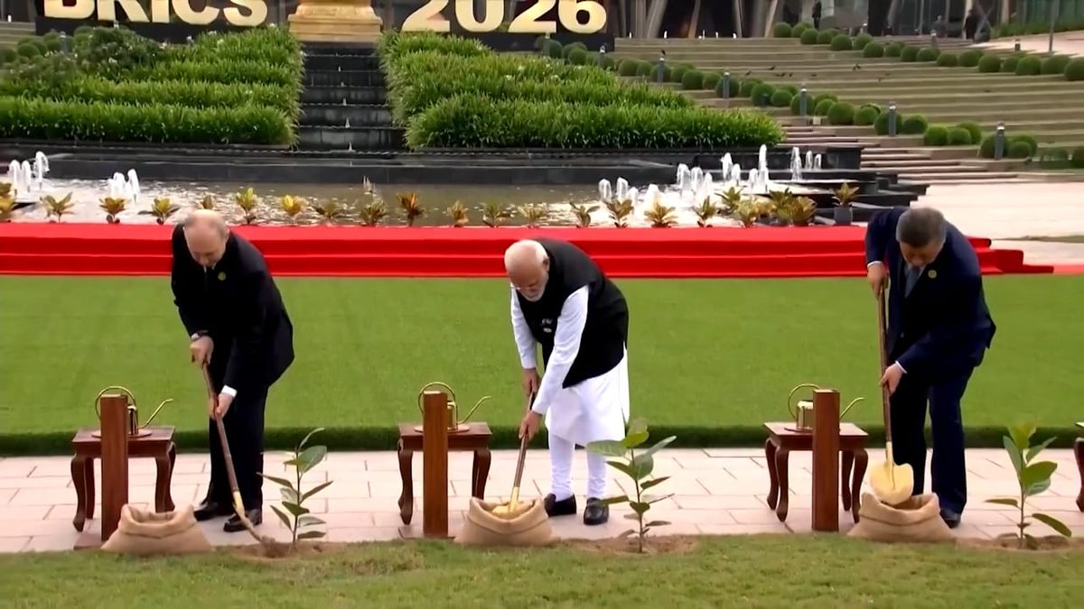 Friedens-Lüge beim BRICS-Gipfel - Putin pflanzt Baum, in die Ukraine schickt er Drohnen