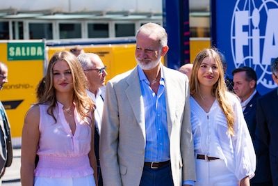 Spaanse koning Felipe met dochters Leonor (20) en Sofía (19) bij Formule 1-race in Madrid