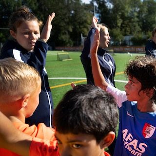 Zo kan het ook: op deze voetbalschool ‘gaat het om leren en ontwikkelen en niet om zaterdag presteren’