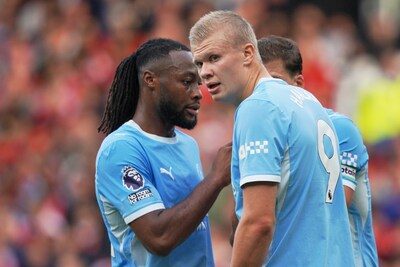 Manchester City met tien man op voorsprong bij United, goal van Haaland toch goedgekeurd