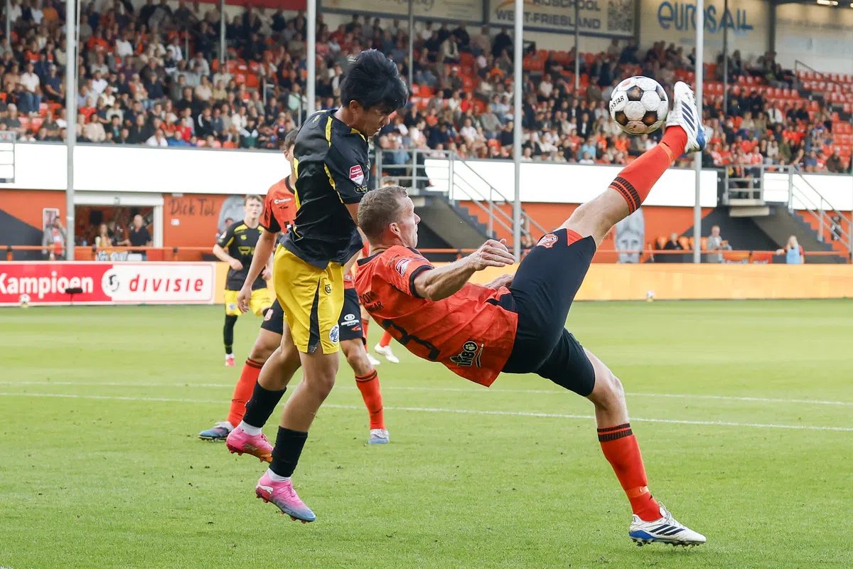 Acrobatische Veerman leidt Volendam met nieuw huzarenstukje naar zege