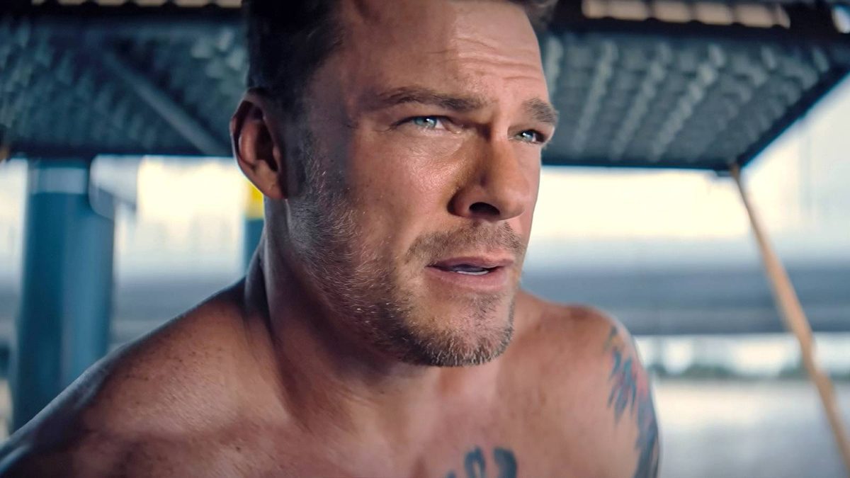 Alan Ritchson & Sandra Bullock's 1990s Throwbacks Dominate The U.S. Box Office Chart