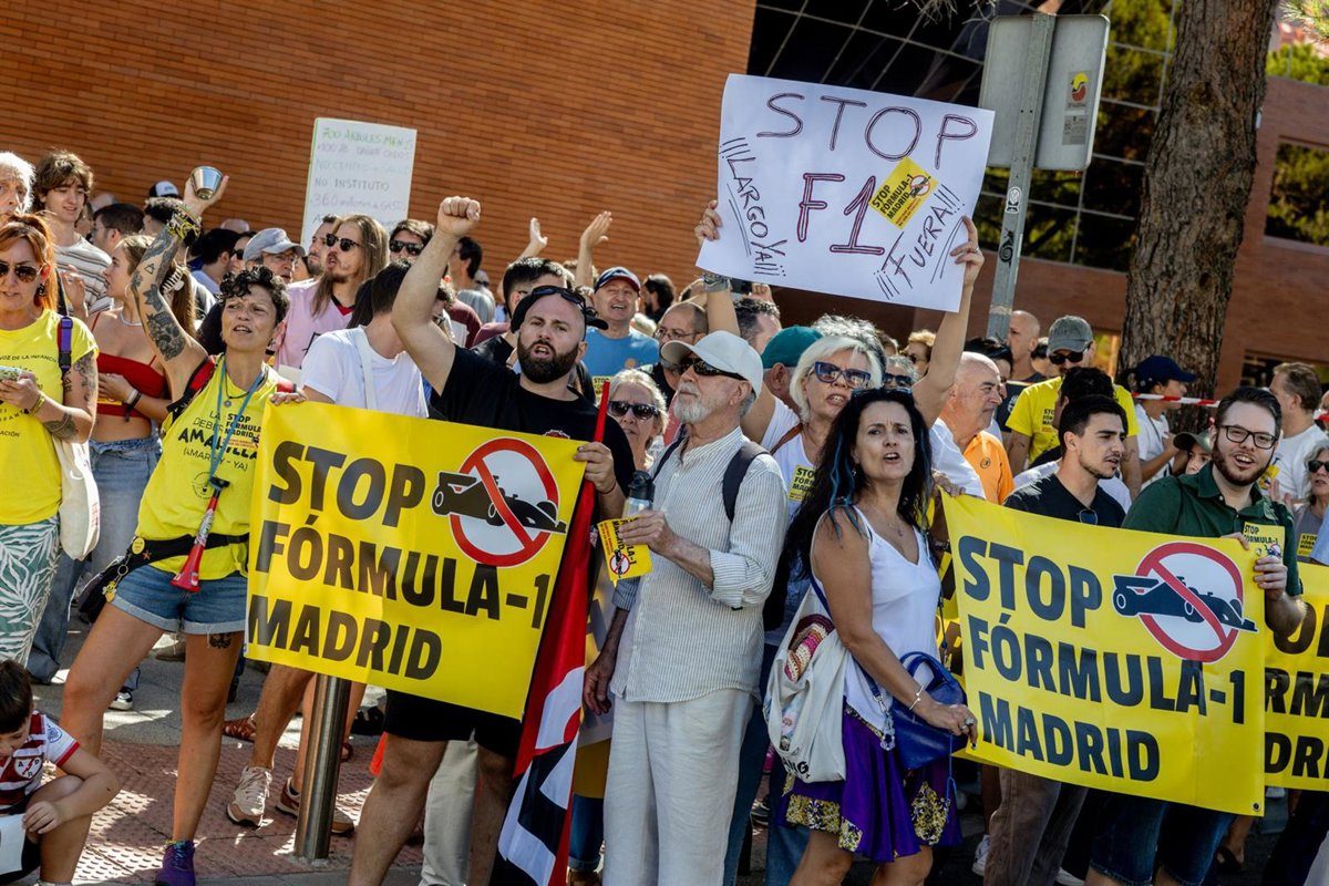 Vecinos de Hortaleza protestan por el "despilfarro" de la F1 ante los "recortes" de servicios públicos