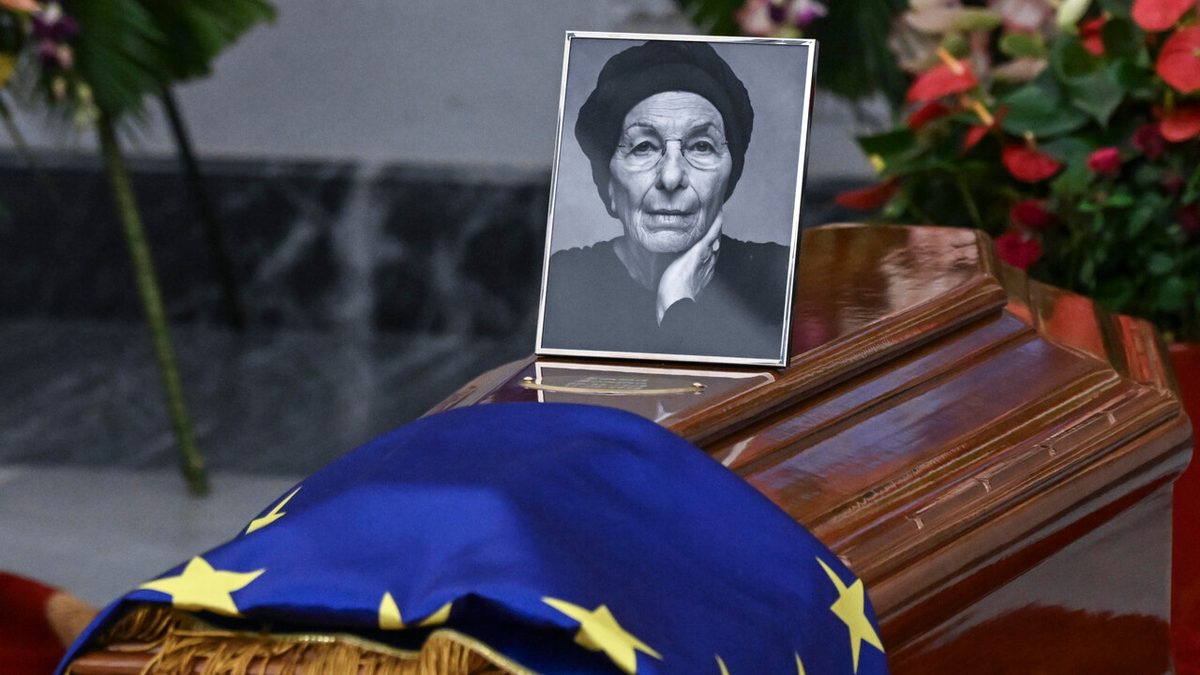 Centinaia di cittadini alla camera ardente di Emma Bonino in Campidoglio