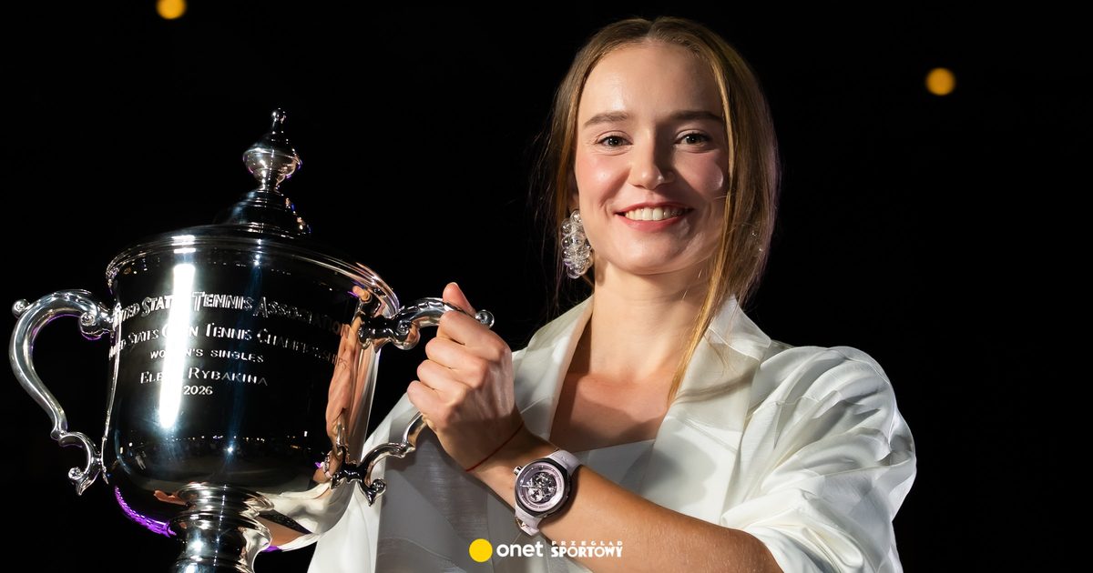 Tak Jelena Rybakina prezentowała się na sesji z trofeum. Jej stylizacja przykuła uwagę