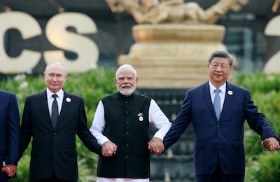 Aparte ‘familiefoto’ op Brics-top: Xi, Poetin en Modi schudden elkaar de hand