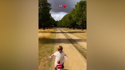 KIJK. Meghan Markle deelt eerste beelden van Harry en hun gezin na terugkeer naar het Verenigd Koninkrijk