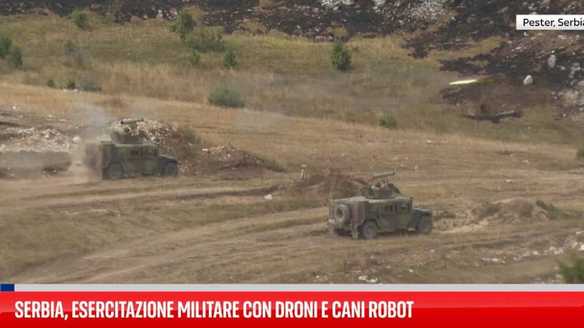 Serbia, esercitazione militare con droni e cani robot