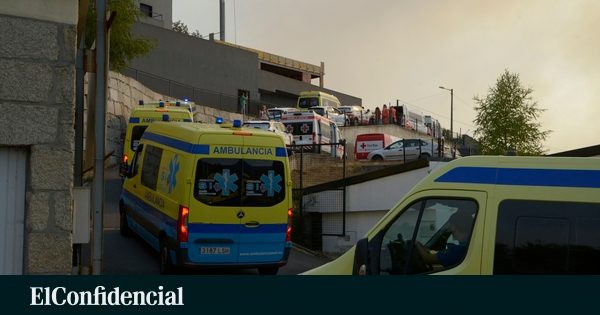Arden dos vehículos en el aparcamiento exterior de la residencia A Eiriña de Pontevedra