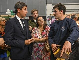 « On se sent complètement oubliés » : à la Foire du Mans, le candidat Gabriel Attal recueille les doléances des Sarthois