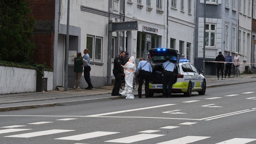 Ført væk i dna-dragt efter brand