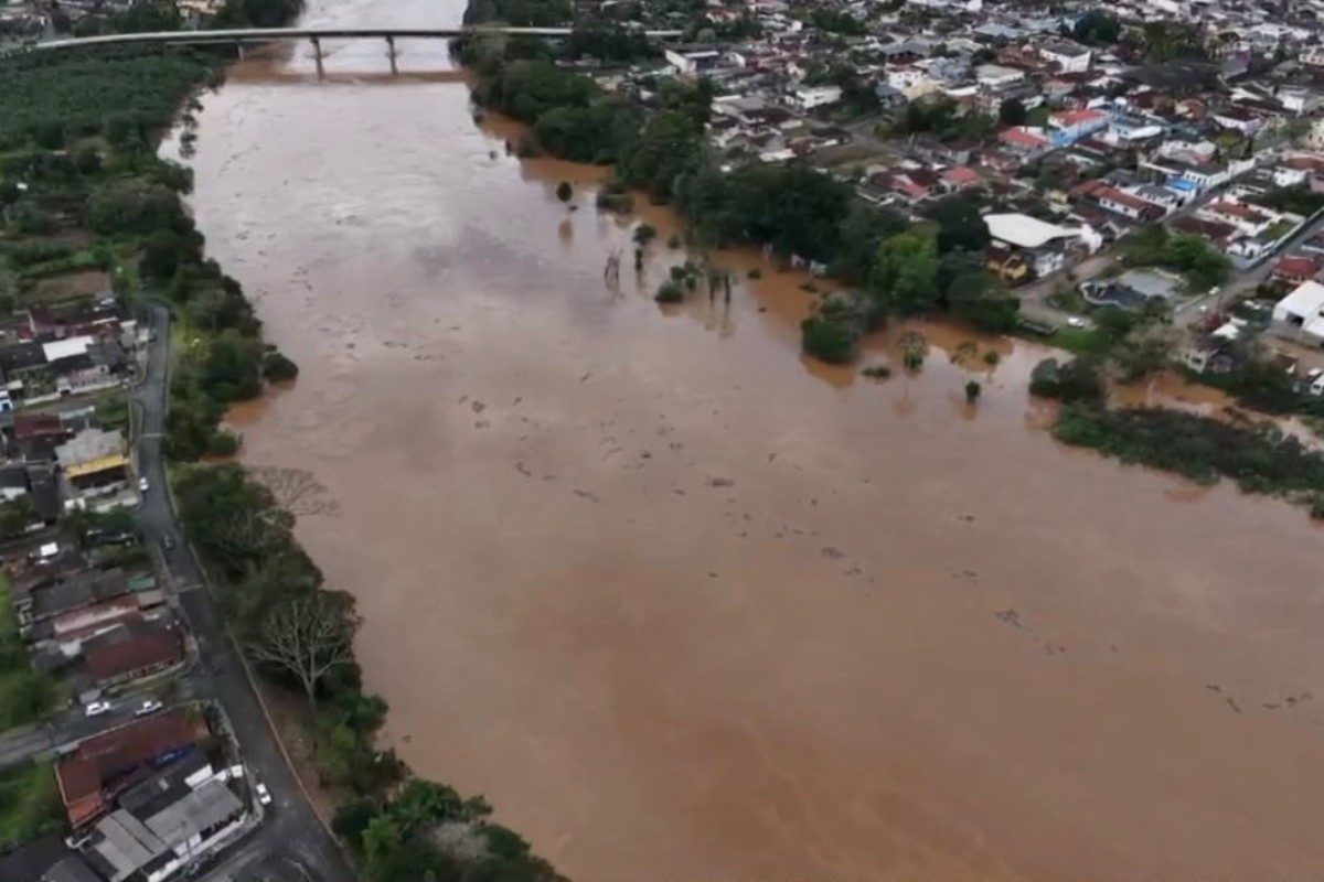 Rio Ribeira segue subindo, transborda em alguns pontos e Defesa Civil faz alerta
