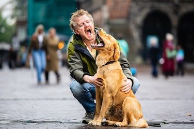Cabaretier Pepijn Schoneveld over speciale band met hond Millie: ‘Ze helpt me om uit mijn eigen hoofd te stappen’