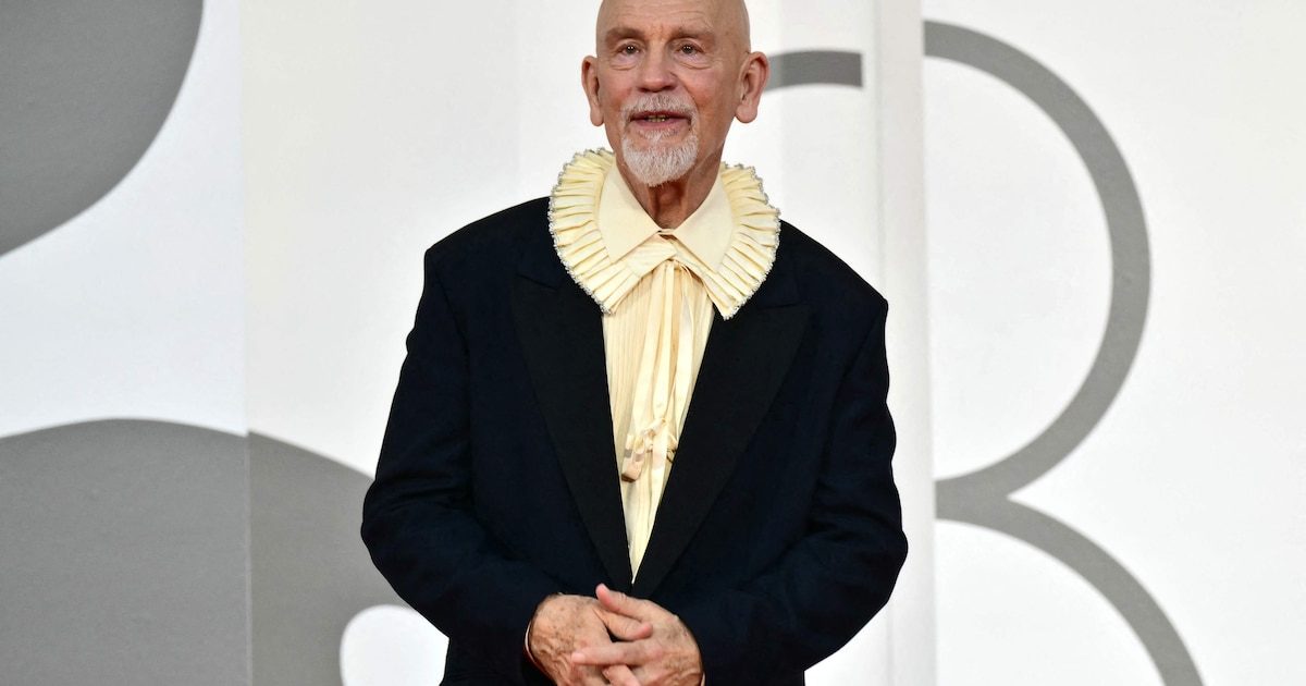 Qui est John Malkovich, l'acteur singulier à la carrière éclectique, qui a enfin remporté une distinction à la Mostra d…