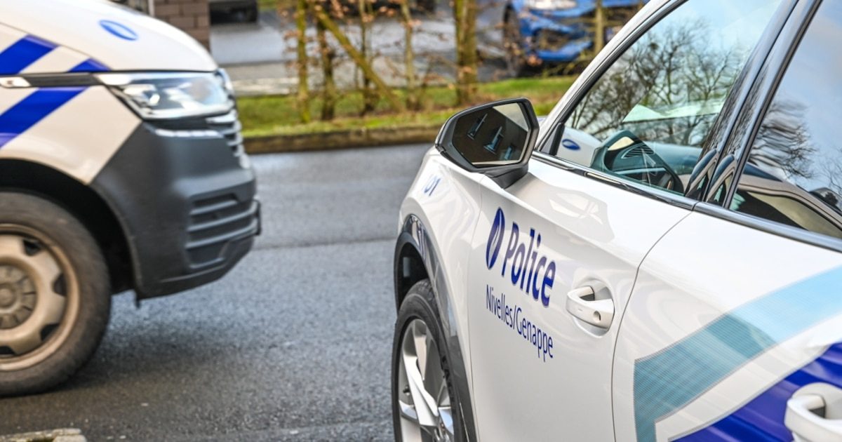 ”Innaceptable” : un policier filmé en train de gifler une femme menottée suscite un tollé sur les réseaux sociaux