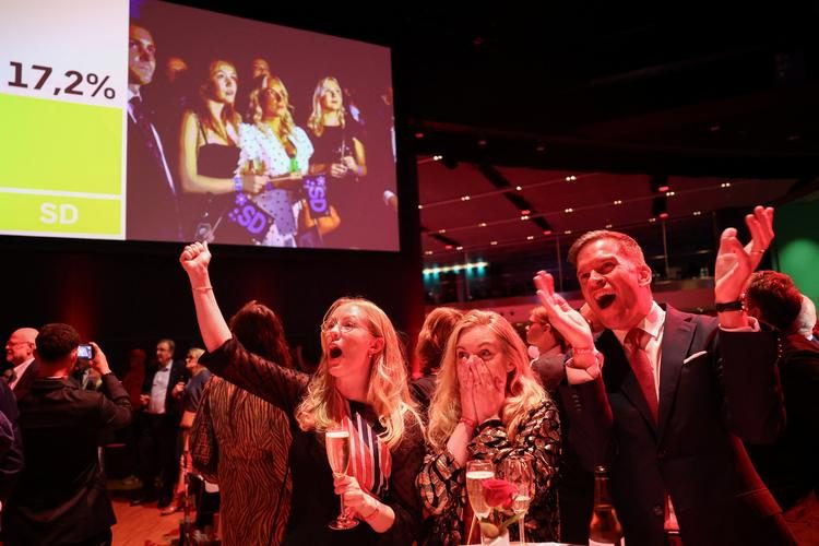 Valgstederne lukket i Sverige: Exitpoll peger mod ny statsminister