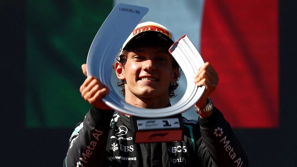 WK-leider Antonelli vergroot voorsprong met winst in Spanje, Verstappen tweede na sterke race