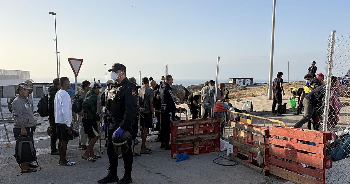 La Policía traslada a más de 860 inmigrantes a una nueva instalación temporal en Ceuta