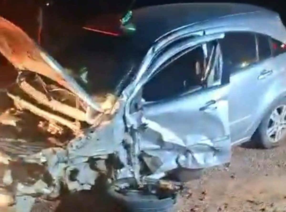Carro de transporte escolar colide com outro veículo na RR-205 em Alto Alegre