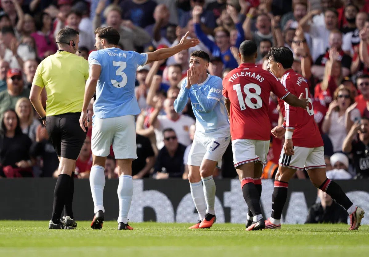 Haaland bezorgt tien man van City zege op United in verhitte Manchester Derby