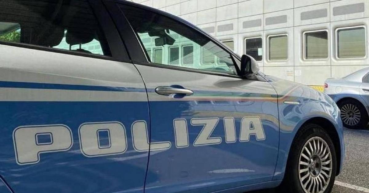 Nuda in strada minaccia passante con coltello, bloccata con il taser e portata in ospedale