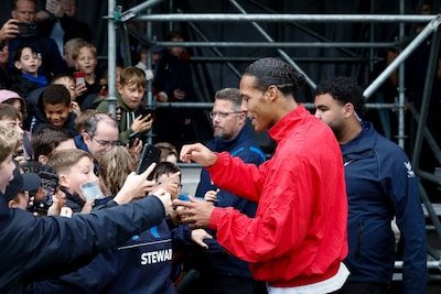Virgil van Dijk en Steven Gerrard op jeugdtoernooi in Tilburg: ‘Ik wilde hier per se even zijn’