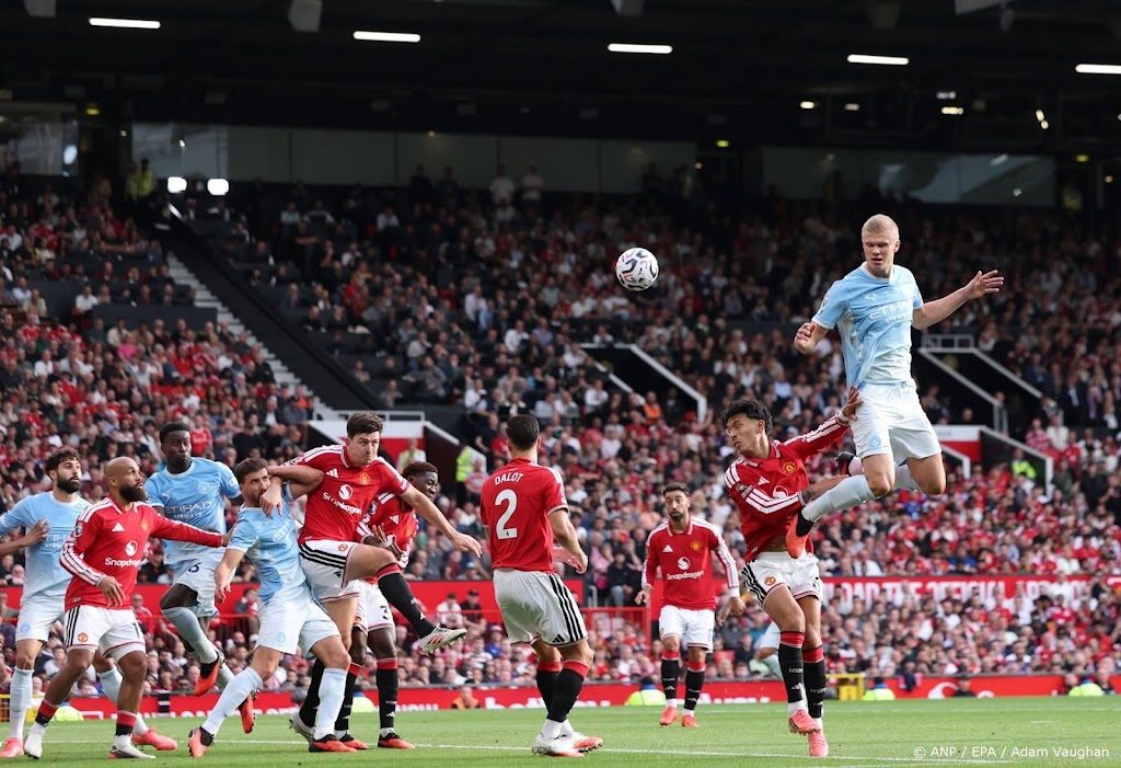 Haaland schiet tien man Manchester City naar zege op United