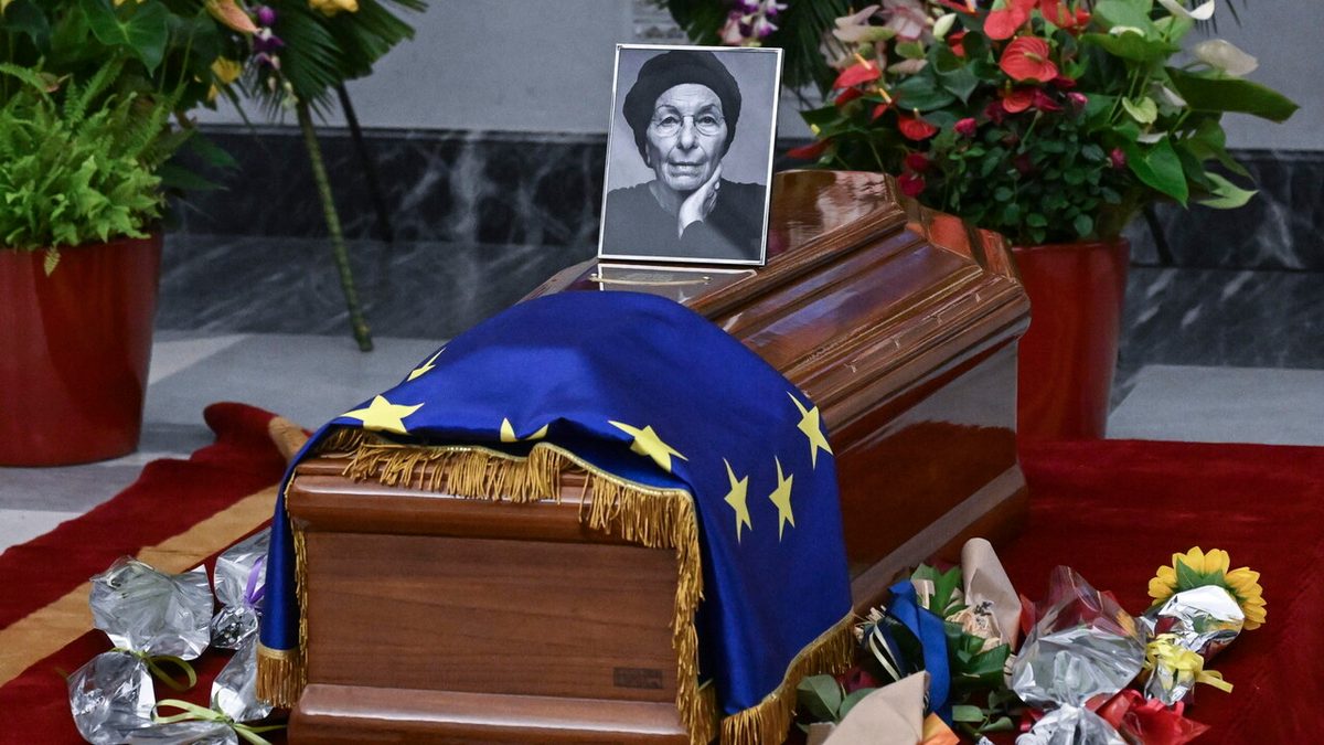 Centinaia di cittadini rendono omaggio ad Emma Bonino in Campidoglio