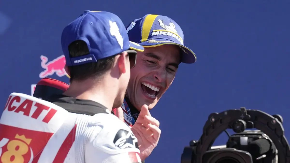 Marc Márquez se convierte en el nuevo líder MotoGP en Misano después de que Bezzecchi la liara de nuevo
