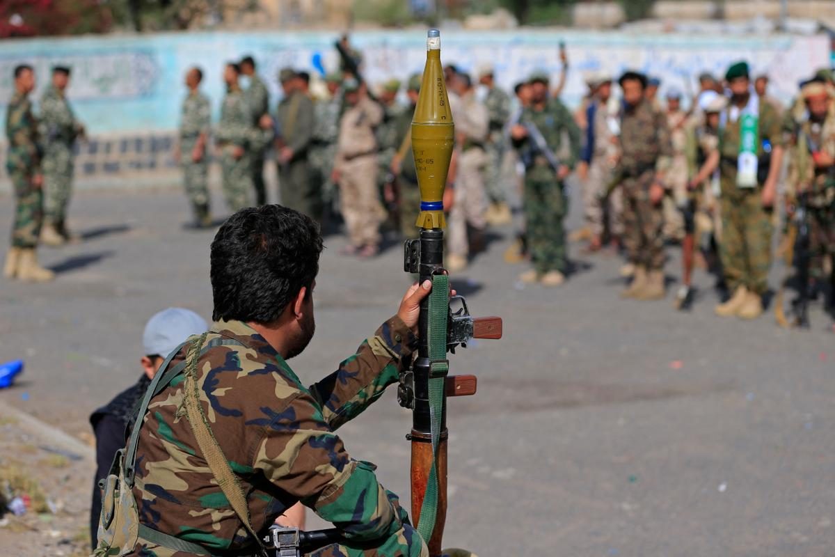 Armée de 350 000 hommes, soutien de Téhéran... Qui sont les Houthis, les nouveaux maîtres du littoral yéménite ?
