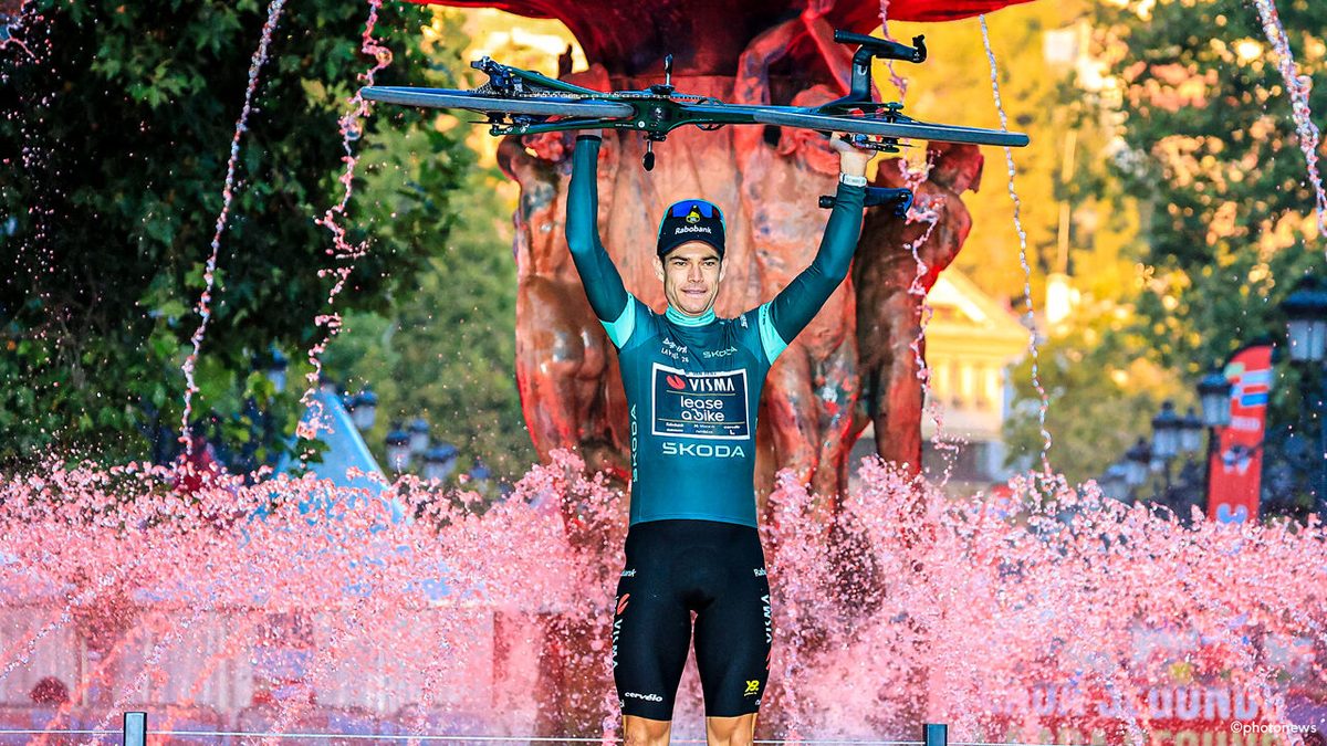“Ik vond het al raar”: Van Aert wordt tot eigen verbazing 2 keer op eindpodium geroepen en wist “een van grootste teleu…