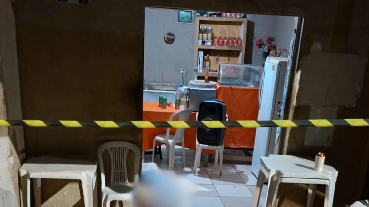 Homem é morto a tiros dentro de bar e suspeito foge na Serra