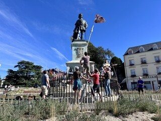 « Il faut un réveil collectif » : contre la surconsommation, ils coiffent la statue du Roi René de publicités
