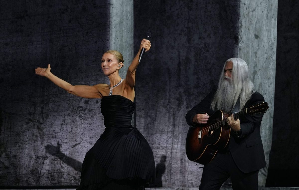 « Le chic de Paris lui va très bien »… Les médias du monde entier conquis par le concert de retour de Céline Dion