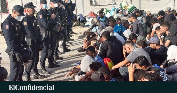Una cola sin fin y 864 plazas: Ceuta vacía Loma Colmenar y traslada a los migrantes a unas carpas improvisadas en Los R…