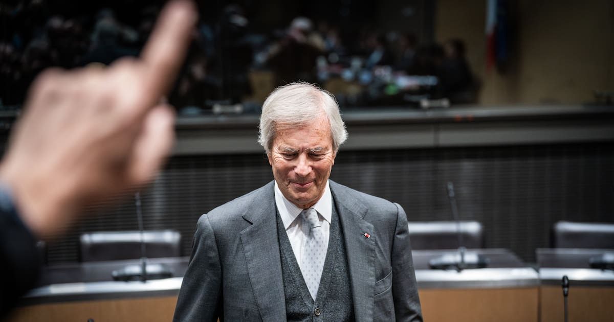 Wauquiez, Darmanin, Attal… Le pitoyable défilé de la droite et du centre pour baiser l’anneau de Vincent Bolloré