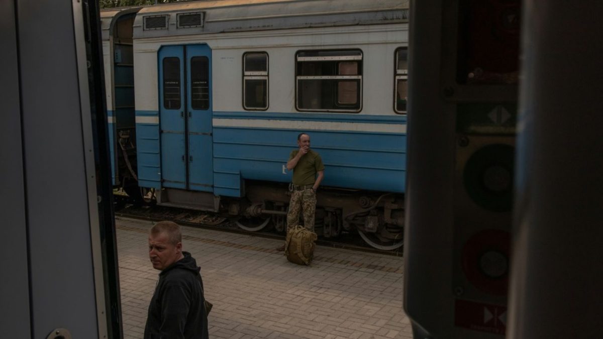 Russland greift Bahnstrecken in der Ukraine an - Zug nach Polen getroffen