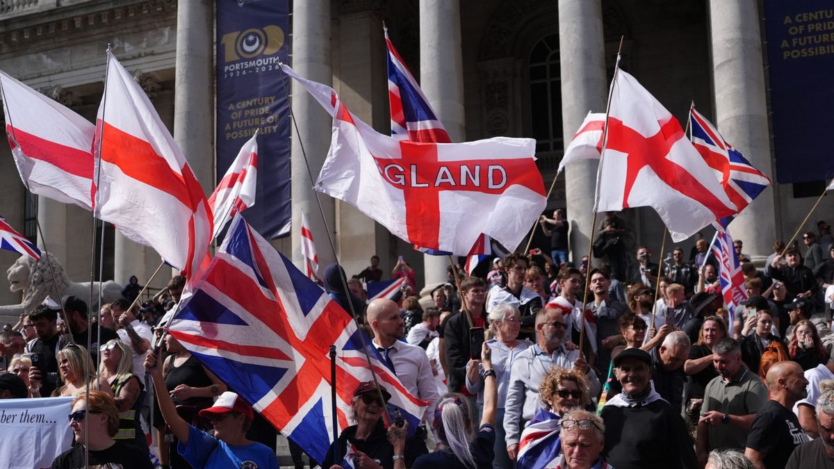 Anti-migrant demonstrators 'chase down' counter-protesters after Portsmouth march