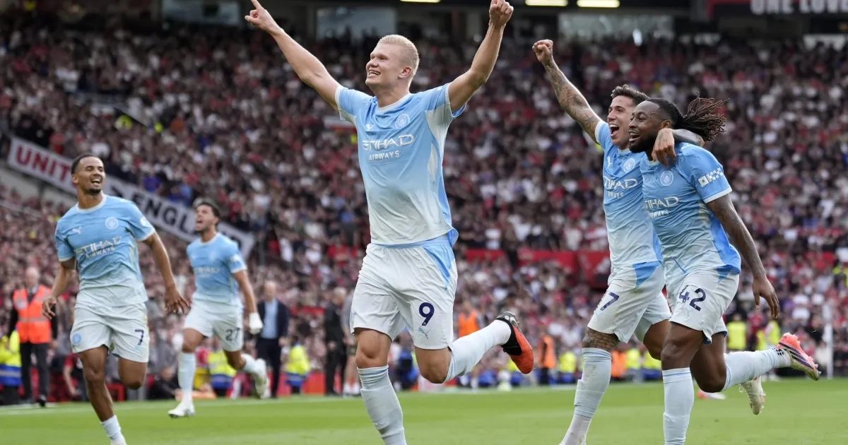 🎥 Manchester City wint derby van United met tien man, minutenlange VAR-tussenkomst bij Kompany